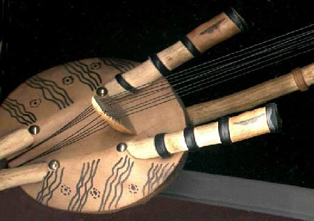 die malische Kora, ein einheimisches Musikinstrument, der Klangkörper ist aus einer Kalebasse gebaut, mit Ziegenleder überzogen, der Rest Holz und alles ist ganz leicht
