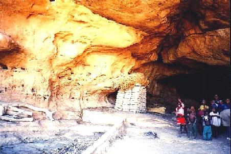 Die Grotte von Sangha (Dogonland, Falaise von Bandiagara) mit den singenden Kindern