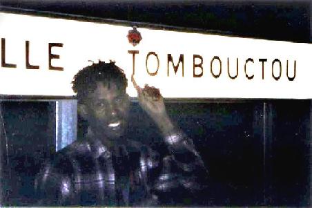 Das missglückte Foto (zu spät angekommen und bereits dunkel....)
Schild: "Ville de Tombouctou". Das andere mit uns beiden drauf,war noch schlimmer..