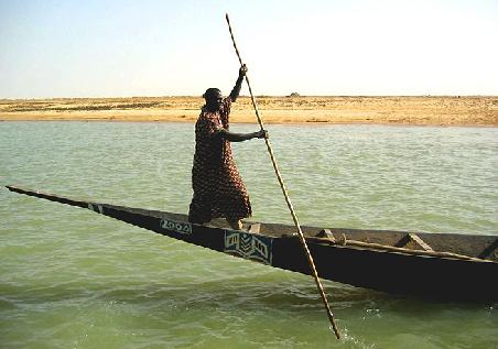 Auf dem Fluss Niger, der Hauptverkehrsader Malis