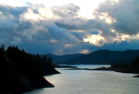 Dramatische Beleuchtung am Lost Creek Lake, Oregon