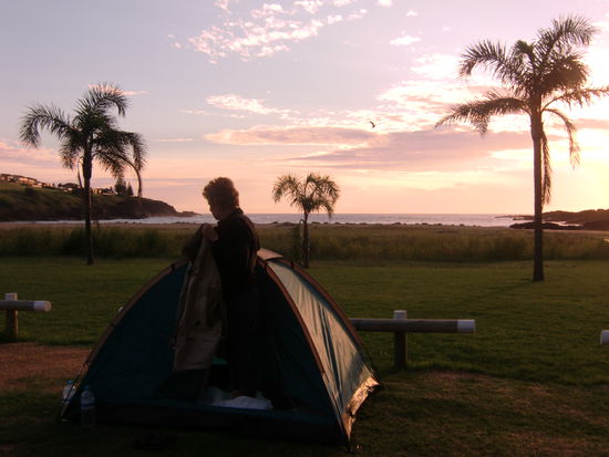 Susi klettert nach unserer ersten Nacht (noch ohne Luftmatrazen) aus dem neu erworbenen Zelt. 