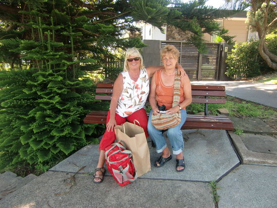 Wir sind jetzt stolze Besitzer zweier Luftmatrazen und einer schicken Kuehltasche. 