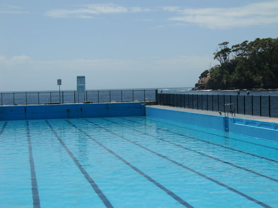 Unmittelbar am Strand im Meer ist dieser Seewasserpool.