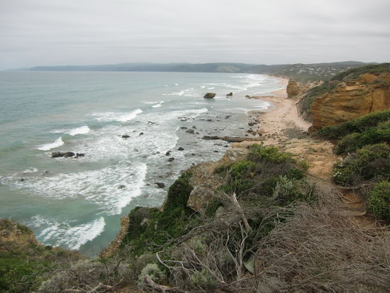 Strand und Steilkueste von Aireys Inlet.
