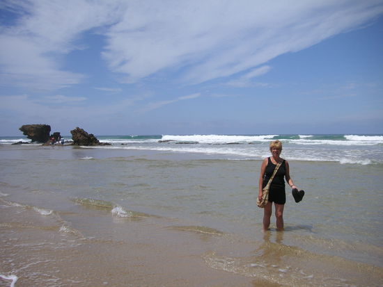 Bei den hohen Wellen gehen wir nur mit den Fuessen ins Wasser.