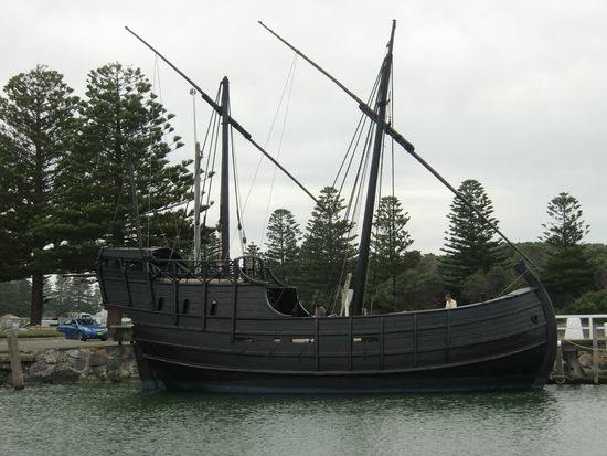 Der Nachbau eines historischen Schiffes im Hafen von Port Fairy.