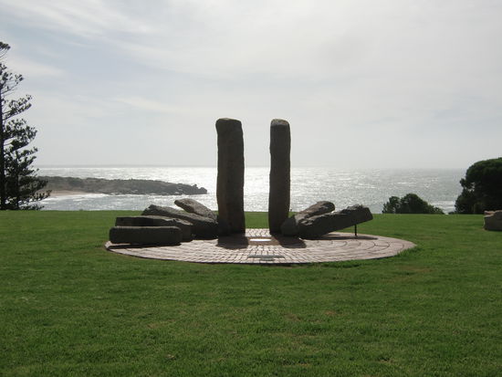 Das "Erektionsdenkmal" am Strand von Port Elliot.