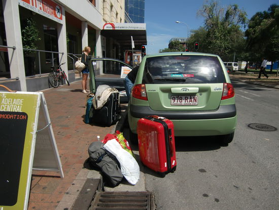 Wir packen unser Auto aus, geben es wohlbehalten bei Europcar ab und beziehen das Hostel in Adelaide.
