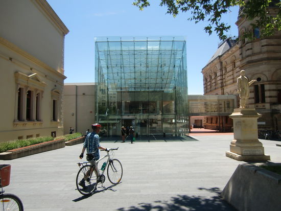 Die oeffentliche Bibliothek in Adelaide.
