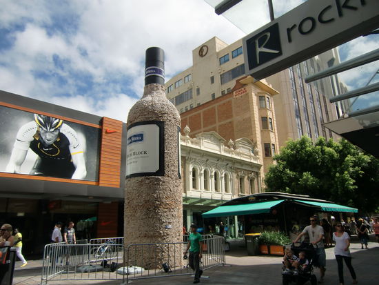 Viele Klein- und Grosskunstwerke schmuecken die Stadt.