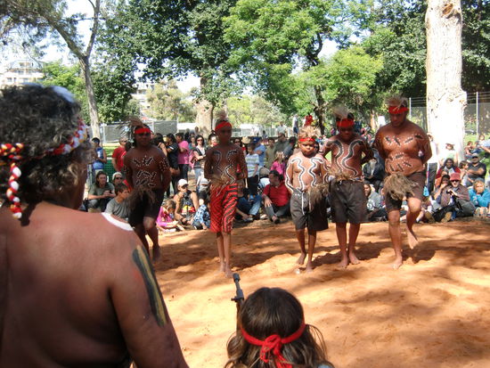 Die Aboriginals zeigen ihre Musik und ihre Taenze.