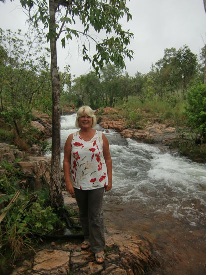 Unsere Wanderung fuehrt uns entlang rauschender Baeche durch den Regenwald.