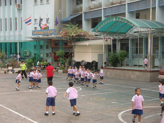 Schulkinder in Bangkok in ihren Schuluniformen.