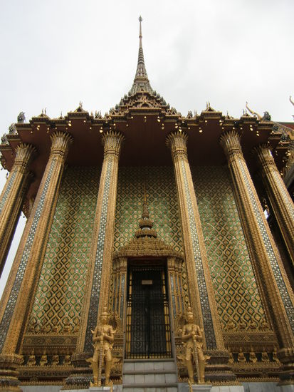 Eins der vergoldeten Gebäude im Königstempel von Bangkok.
