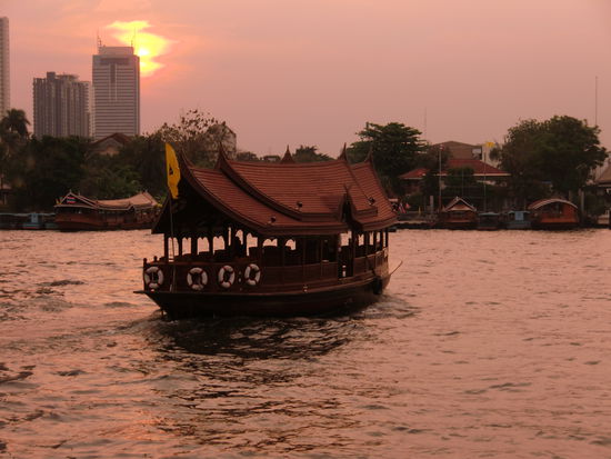 Blick von der Terrasse des Hotels Oriental auf den Chao Phraya. 