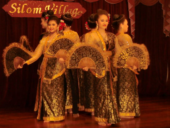 Wir besuchen eine Abendveranstaltung mit traditionellen thailändischen Tänzen.