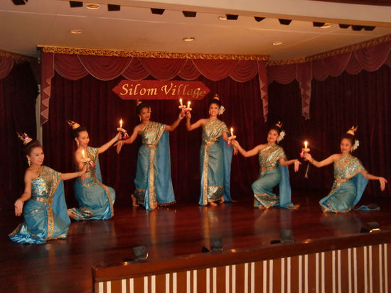 Auch dieser Lichtertanz gehört zum Programm.