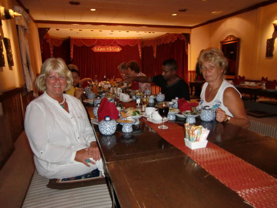 Wir geniessen das Abendessen und die Tänze.