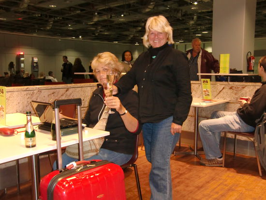 Suse spendiert zum glücklichen Abschluss der Reise ein Glas Sekt.