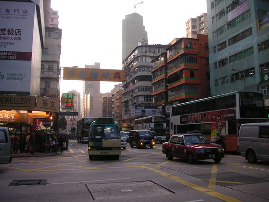 Mit dem Taxi durch die Strassenschluchten von Hongkong. Gleich am ersten Tag steuern wir Ladys Market an und erstehen die ersten Souveniers.