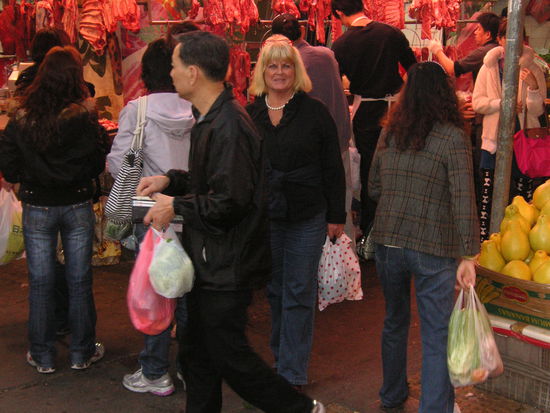 Am Abend schlendern wir durch die Strassen. Hier sind wir gerade Auf einem der grossen Lebensmittelmaerkte. Besonders bei den Fischmaerkten findet man vielerlei Erstaunliches und Unbekanntes.