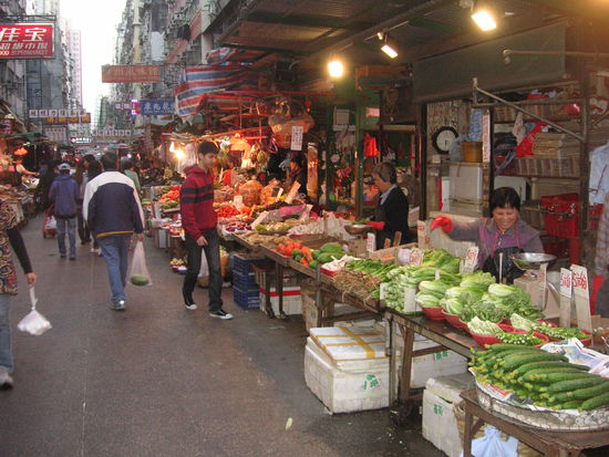 Es ist ein buntes Treiben auf allen abendlichen Maerkten. Alle wollen noch irgendwas fuer das abendliche Mahl ergattern.