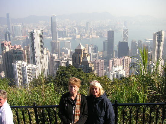 Die Aussicht vom Peak Victoria ist umwerfend. Leider liegt ein leichter Dunstschleier ueber der Stadt und laesst keine klaren Bilder zu. Der Peak Victoria mit dem halbmondfoermigen Gebaeude und der Peak-Tram gehoert zu den Sehenswuerdigkeiten Hongkongs.