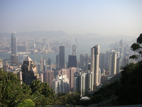 Hier vom Peak aus der Ueberblick ueber die beiden Hauptinseln Hongkongs