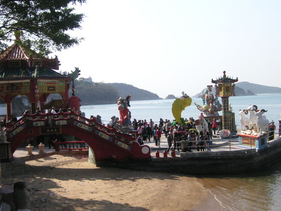 Eine weitere Sehenswuerdigkeit auf unserer Stadtrundfahrt war dieser buddhistische Tempel. Wenn man ueber die Bruecke geht, verlaengert sich das Leben jeweils um 6 Jahre. Uebertreibt man es aber, zaehlt das Ganze wieder rueckwaerts.