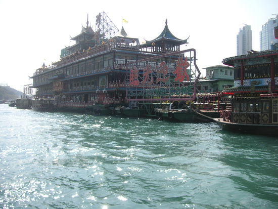 Sehr schoen war unsere Bootstour durch den Dschunkenhafen von Aberdeen. Im Bild ist das groesste schwimmende chinesische Restaurant in diesem Hafen zu sehen. Auf den im Hafen liegenden Dschunken leben bis zu 20 Bootspeople, wie lange es diesen alten Hafen noch geben wird ist ungewiss.