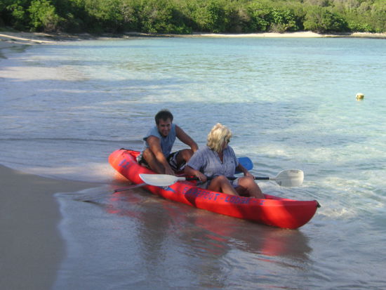 Nino und ich brechen mit dem Kajak auf.