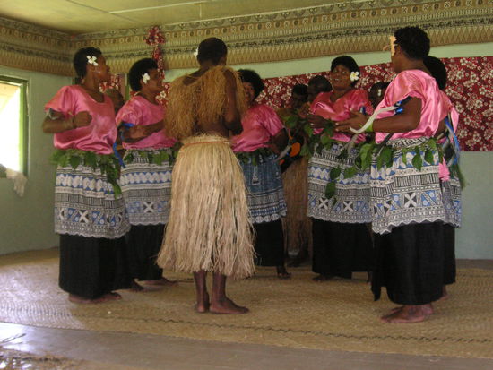 Im Dorf wurden wir im Gemeinschaftshaus mit Musik und Tanz empfangen.