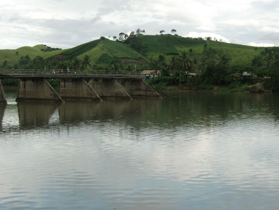 Die vor 20 Jahren durch den Zyklon zerstoerte Bruecke. Daneben wurde die neue aufgebaut.