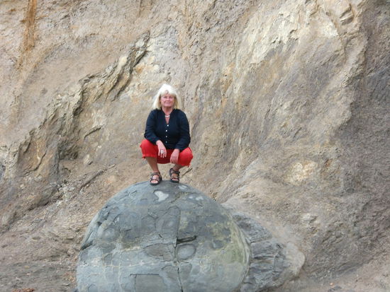 Hanna auf einer der Moeraki Boulders. 