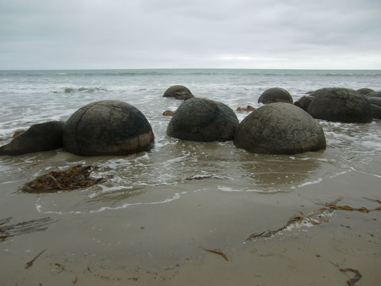 Die Steinkugeln im Wasser.
