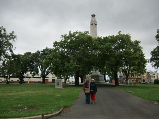 Wir haben erst angenommen, dass diese achteckige Saeule das Oktacon waere. In Wirklichkeit ist das Oktacon ein Platz, von dem 8 Strassen abgehen.