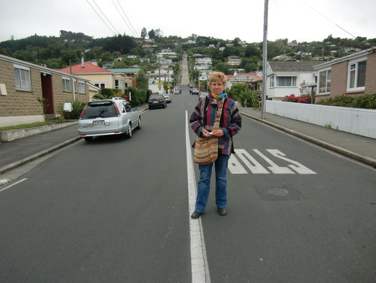 Suse vor der schraegsten Strasse der Welt, der Baldwin Street.