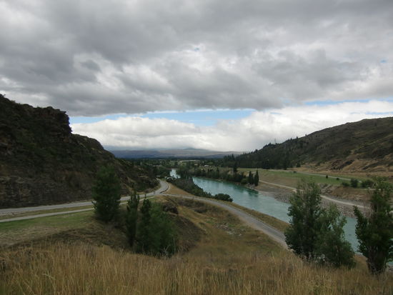 Blick von der Staumauer bei Clyde auf das Staedtchen Alexandra.