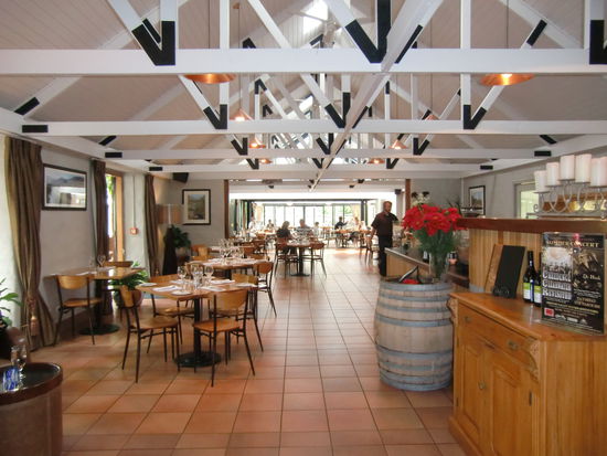 Fuer 5 NZD kann man an einer Weinverkostung teilnehmen, aber wir muessen ja noch Auto fahren. Dafuer kosten wir in der daneben liegenden Kaeserei alle Angebote durch und kaufen Blauschimmelkaese.