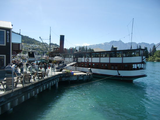 Hier wird der Dampfer mit Kohle beladen.