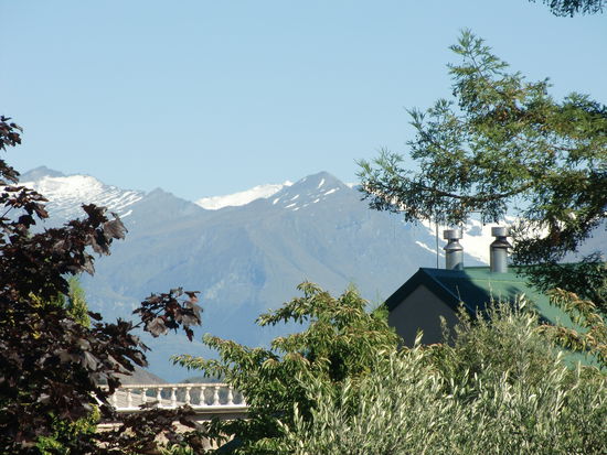 Blick auf die schneebedeckten Gipfel der umliegenden Berge.