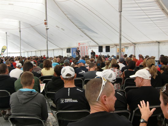 Einweisung der Teilnehmer am Triathlon.