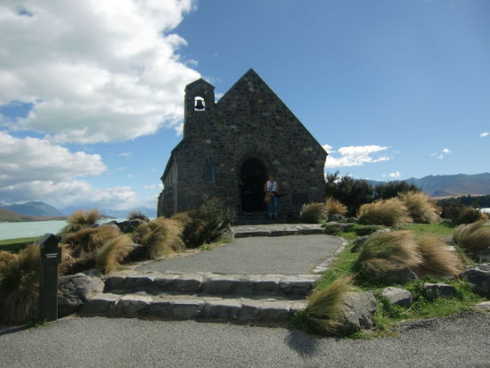 Ein langer Spaziergang fuehrte uns an dieser kleinen aus Natursteinen gebauten Kirche vorbei.