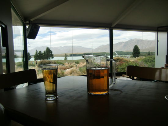 Hier ein Blick aus unserem "livingroom", dem Pub in Tekapo.