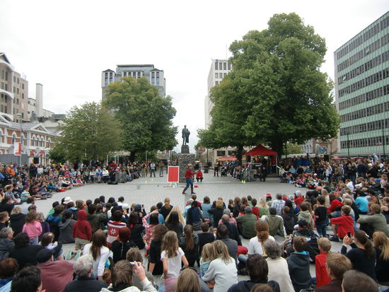 Das Buskerfestival lockt jaehrlich viele Besucher nach Christchurch.