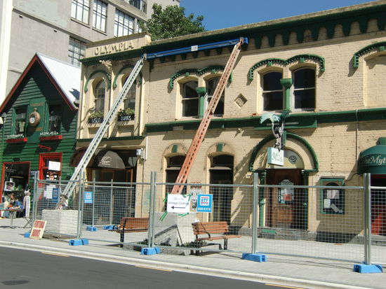 Viele Haeuser in Christchurch haben Schaeden durch das Erdbeben im Dezember. Aber ueberall wird repariert oder voellig neu aufgebaut.