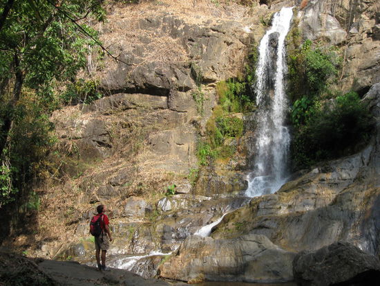 Wasserfall-Klettern am Namtok Tho Thip
