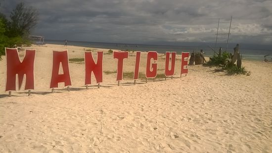Camiguin hat als Vulkan Insel nur dunkle Fels- oder Kiesstrände, während die vorgelagerten Inseln teils schneeweiße Sandstrände bieten