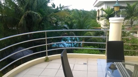 Blick von"meiner Dachterrasse auf Garten und Pool